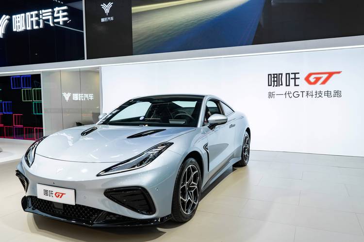 佛山119哪吒汽车在智能汽车领域的表现，领途汽车在新能源汽车市场中的影响力